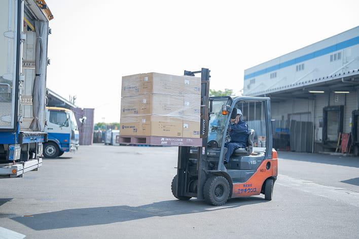 フォークリフトが荷物を運ぶ倉庫搬出の様子